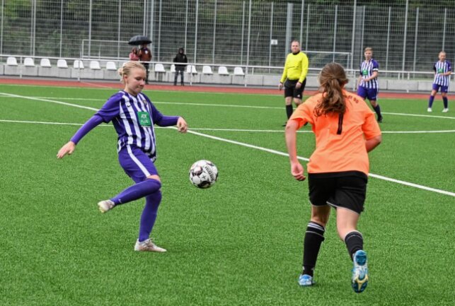 FCE-Frauen holen souveränen 7:0-Sieg - Die FCE-Frauen - am Ball Enya-Melina Loos - haben sich souverän gegen den SV Johannstadt durchgesetzt. Foto: Ramona Schwabe
