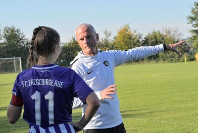 FCE-Frauen treffen im Pokal auf den CFC - FCE-Trainer Alexander Zamzow mit Antonia Zamzow. Foto: Ralf Wendland
