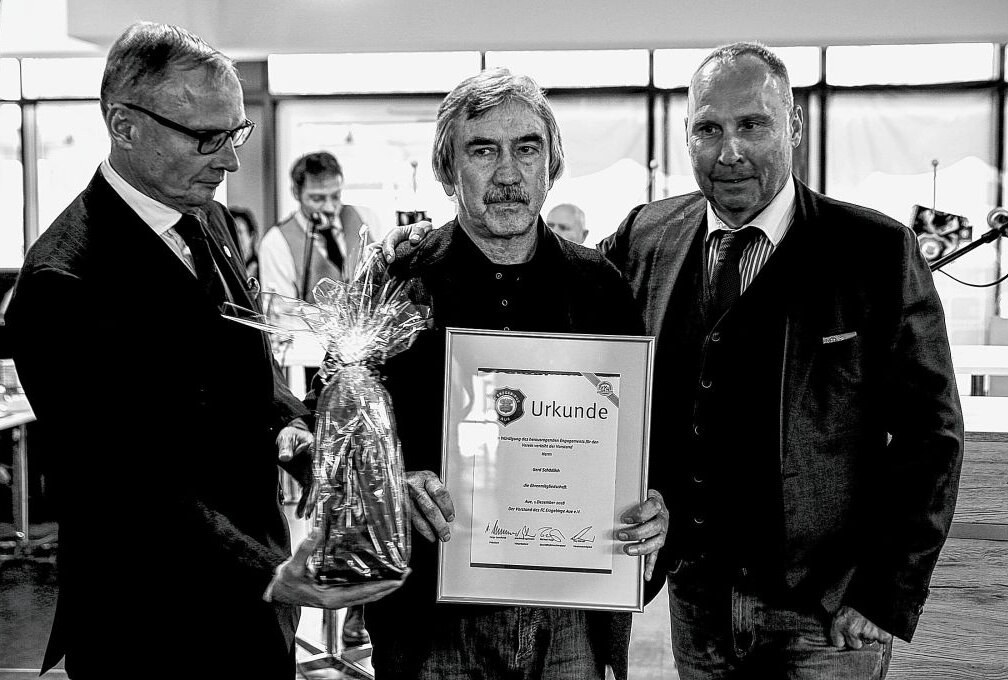 FCE-Präsident in tiefer Trauer um Gerd Schädlich - Seit 2018 war Gerd Schädlich Ehrenmitglied beim FC Erzgebirge Aue. Foto: Carsten Wagner/Archiv