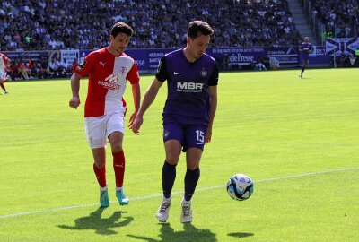 FCE-Serie reißt nicht: Jokertore und Last-Minute-Treffer bringen Derbysieg - Marcel Bär (vorn, Aue) behauptet den Ball. Foto: Alexander Gerber