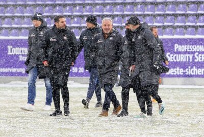 FCE-Sieg: War der Schneefall das Zünglein an der Waage? - Der heftige Schneefall, der schon vor der Halbzeitpause einsetzte, störte angesichts des Spielstandes von 3:0 niemanden. Foto: Katja Lippmann-Wagner