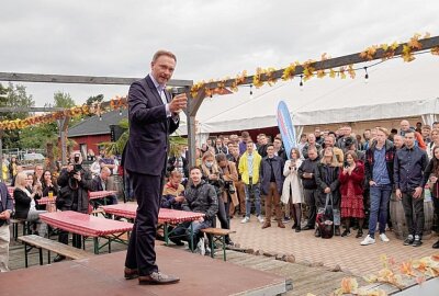 FDP: Lindner macht Wahlkampf am Uferstrand Chemnitz - Christian Lindner auf einer Wahlkampfveranstaltung in Chemnitz am Uferstrand. Foto: Harry Härtel