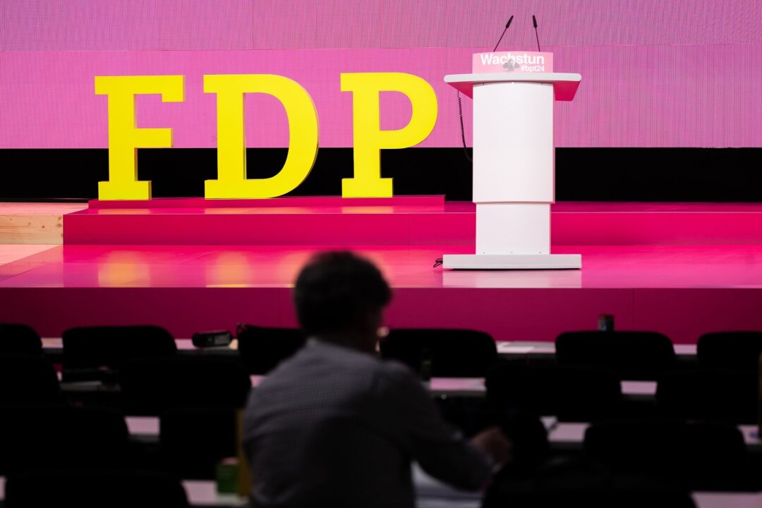 FDP setzt Bundesparteitag fort - Am zweiten Tag des FDP-Parteitags sollen weitere Anträge zum politischen Kurs der Liberalen in der Ampel-Koalition entschieden werden.