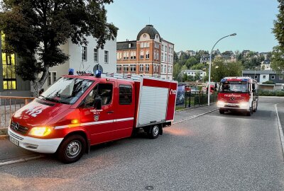 Fehlalarm in Aue: Feuerwehr rückt zur Volkshochschule aus - Feuerwehr rückt zur Volkshochschule aus. Foto: Daniel Unger