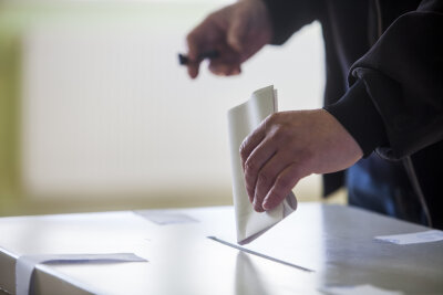 Fehlerhafte Stimmzettel legen die Wahlen kurzzeitig auf Eis - 