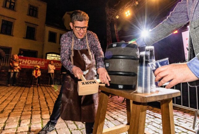 Feierlaune beim Burgstädter Stadtfest - Bürgermeister Lars Naumann (FWB) eröffnet mit dem traditionellen Bierfassanstich das Burgstädter Stadtfest. Foto: Ralf Jerke