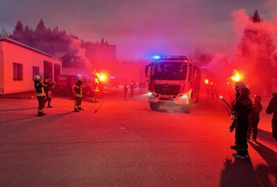 Feierliche Begrüßung: Feuerwehr Johanngeorgenstadt empfängt neues Tanklöschfahrzeug - Die Feuerwehr Johanngeorgenstadt empfing heute ein neues Tanklöschfahrzeug. Foto: Daniel Unger