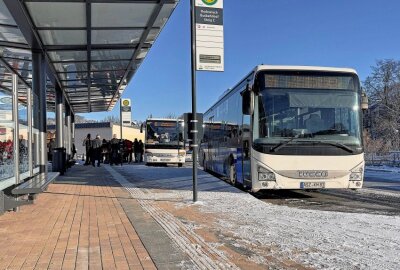 Feierliche Eröffnung: Ab morgen rollen wieder Busse am Busbahnhof Rodewisch - Erste Busse fahren den Rodewischer Busbahnhof nach der Kernsanierung an. Foto: Verkehrsverbund Vogtland GmbH