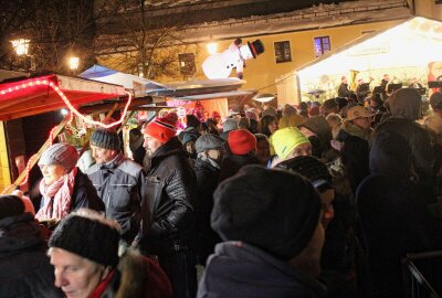 Feierliche Eröffnung: Tradition am ersten Tag des Brand-Erbisdorfer Stollenmarktes - An den Ständen ist viel Betrieb. Foto: Renate Fischer