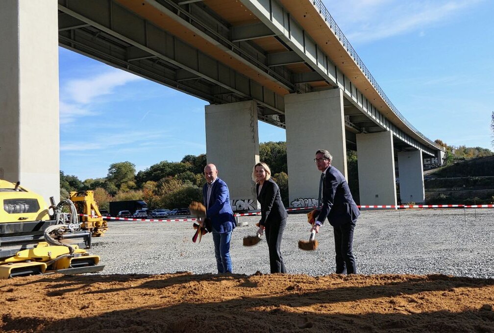Feierlicher Baubeginn für die Muldebrücke Grimma - Die Bauarbeiten wurden feierlich eröffnet. Foto: Sören Müller