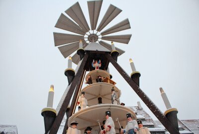 Feierlicher Start: Der Freiberger Christmarkt eröffnet mit traditionellem Flair - Die Pyramide dreht sich wieder, wurde restauriert und erstrahlt in neuer Schönheit. Foto: Renate Fischer