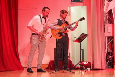 Musikalische Umrahmung Benjamin Doppscher -Gitarre und Frank Nelster am Saxophon. Foto: Renate Fischer