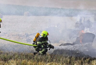 Feld in Flammen: Rundballenpresse entfacht sich bei Arbeit - Brand in Bernsdorf, zwischen Lichtenstein und Oberlungwitz. Foto: Andreas Kretschel