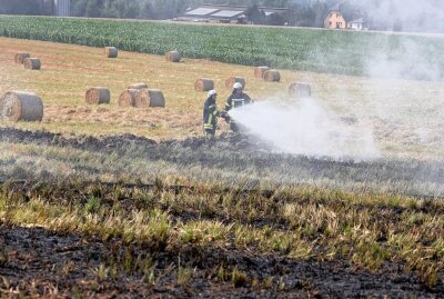 Feld in Flammen: Rundballenpresse entfacht sich bei Arbeit - Brand in Bernsdorf, zwischen Lichtenstein und Oberlungwitz. Foto: Andreas Kretschel