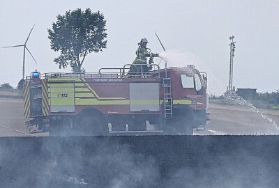 Feldbrand bei Grimma: War es Brandstiftung? - Die Feuerwehr versucht den Brand in den Griff zu bekommen. Foto: Sören Müller