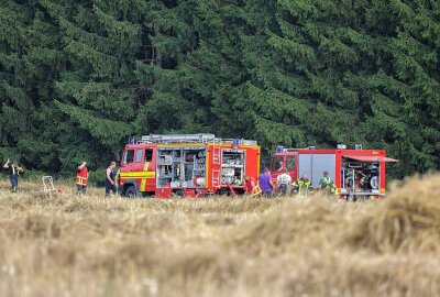 Feldbrand in Lugau: Mähdrescher-Fahrer muss ins Krankenhaus - In Erlbach-Kirchberg kam es am Sonntag zu einem Feldbrand. Foto: Andreas Kretschel