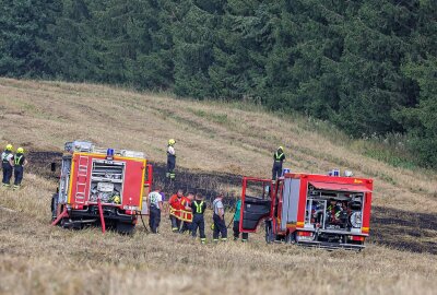 Feldbrand in Lugau: Mähdrescher-Fahrer muss ins Krankenhaus - In Erlbach-Kirchberg kam es am Sonntag zu einem Feldbrand. Foto: Andreas Kretschel