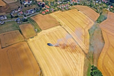 Feldbrand in Zwickau: 5.000 Quadratmeter brennen - In Zwickau Ortsteil Mosel ist ein Feldbrand bei Erntearbeiten ausgebrochen. Foto: privat