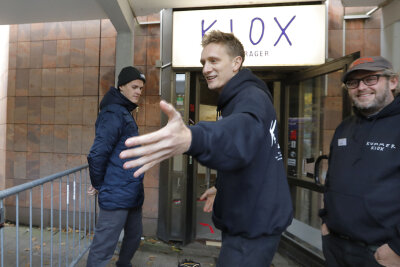 Felix Kummer eröffnet eigenen Pop-Up-Store - Felix Kummer von Kraftklub eröffnet seinen eigenen Laden, um sein heute erschienenes Album "Kiox" zu verkaufen. 