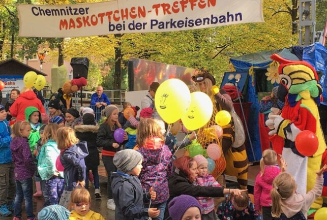 Fellige Plüschriesen im Chemnitzer Küchwald - Im Chemnitzer Küchwald findet wieder das traditionelle Maskottchentreffen statt. Foto: Steffi Hofmann