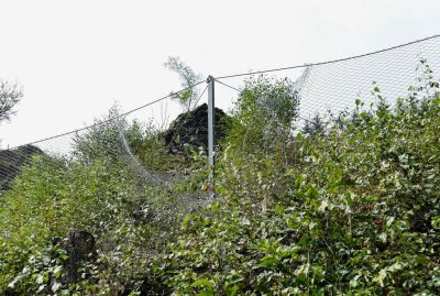 Felssturz in Hopfgarten: Straßensicherung zahlt sich aus - An dieser Stelle war der Brocken in den Zaun gerutscht. Zur Beseitigung wurde ein Loch in das Netz geschnitten, das anschließend auf einer Länge von 20 Metern wieder erneuert wurde. Foto: Andreas Bauer