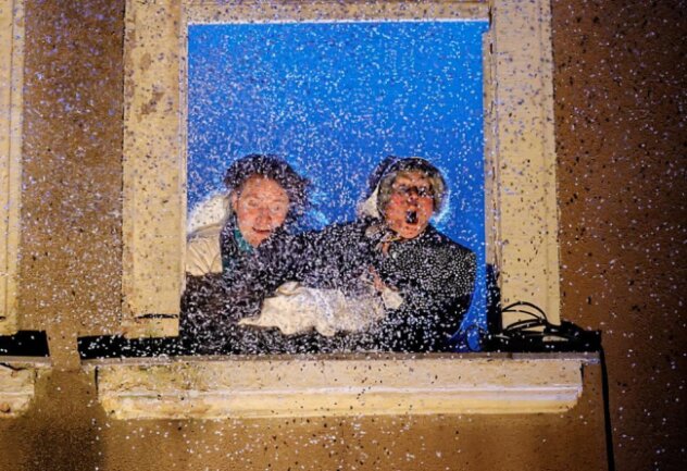 Fenstertheater auf dem Sonnenberg am Nikolaustag - Am Nikolaustag gab es auf dem Sonnenberg aus zwei Fenstern ein märchenhaftes Fenstertheater. Foto: Harry Härtel