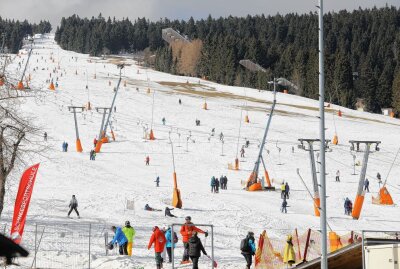 Ferien-Spaß im Schnee genießen - Dank des Einsatzes von Kunstschnee ist Wintersportspaß am Skihang in Oberwiesenthal möglich. Foto: Thomas Fritzsch/PhotoERZ