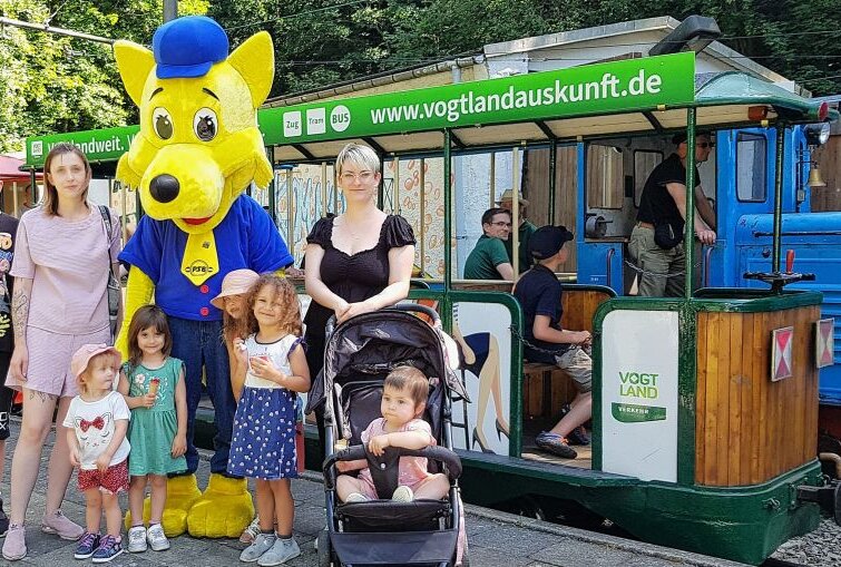 Ferienspecials in der Freizeitanlage Syratal Plauen - Die Parkeisenbahn fährt die Besucher zum Haltepunkt Festwiese. Foto: Karsten Repert