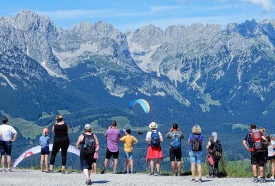 Ferientipp: Urlaub in Tirol - Paraglider am Wilden Kaiser. Foto: Maik Bohn