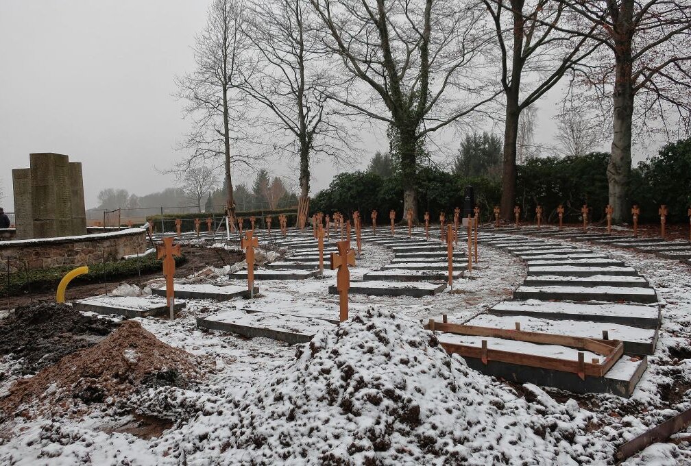 Die Sanierung der Kriegsgräber auf dem Limbacher Friedhof geht voran. Foto: A.Büchner