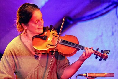 Fesselnde Klangreise der "Henry Girls" zum Plauener Folkherbst - Karen Mc Laughlin verzauberte das Publikum mit der Violine. Foto: Thomas Voigt