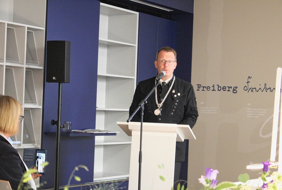 Festakt zur Verleihung der Ehrenmedaille der Silberstadt Freiberg - Der Oberbürgermeister bei der Begrüßung und Laudatio. Foto: Renate Fischer