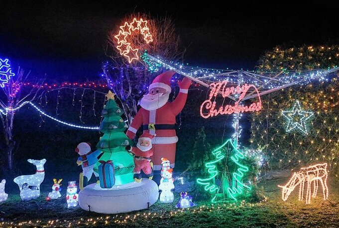 Festliche Beleuchtung: In Glauchau wird es weihnachtlich - Tausende Lichter und Figuren erleuchten den Garten. Foto: Privat
