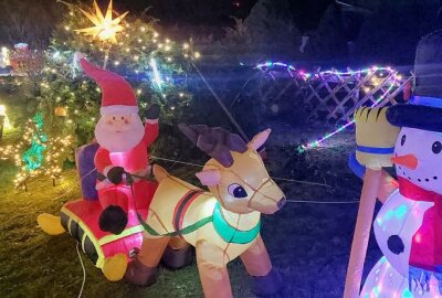 Festliche Beleuchtung: In Glauchau wird es weihnachtlich - Zu den Figuren zählt unter anderem ein Weihnachtsmann, ein Rentier und ein Schneemann. Foto: Privat