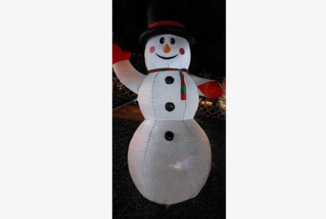 Zu der Weihnachtsdeko gehört auch ein rund 2,5 Meter großer Schneemann. Foto: Privat
