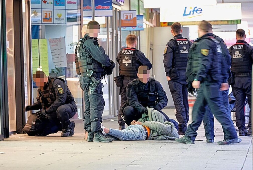 Festnahme eines vermeintlichen Ladendiebs an der Zentralhaltestelle in Chemnitz - Am Montag wurde gegen 18 Uhr in Chemnitz an der Zentralhaltestelle durch die Polizei ein vermeintlich bewaffneter Ladendieb gestellt. Foto: Harry Härtel