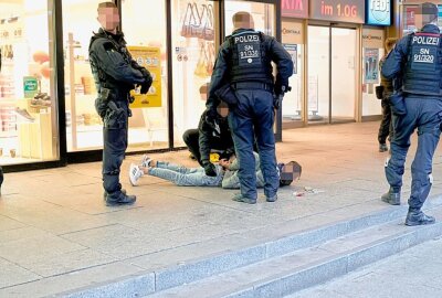 Festnahme eines vermeintlichen Ladendiebs an der Zentralhaltestelle in Chemnitz - Am Montag wurde gegen 18.00 Uhr in Chemnitz an der Zentralhaltestelle durch die Polizei ein vermeintlich bewaffneter Ladendieb gestellt. Foto: Harry Härtel
