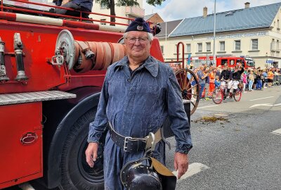 Festumzug als Höhepunkt des Sachsentags in Aue-Bad Schlema - Auch die Historie der Feuerwehr spielte eine Rolle. Foto: Katja Lippmann-Wagner