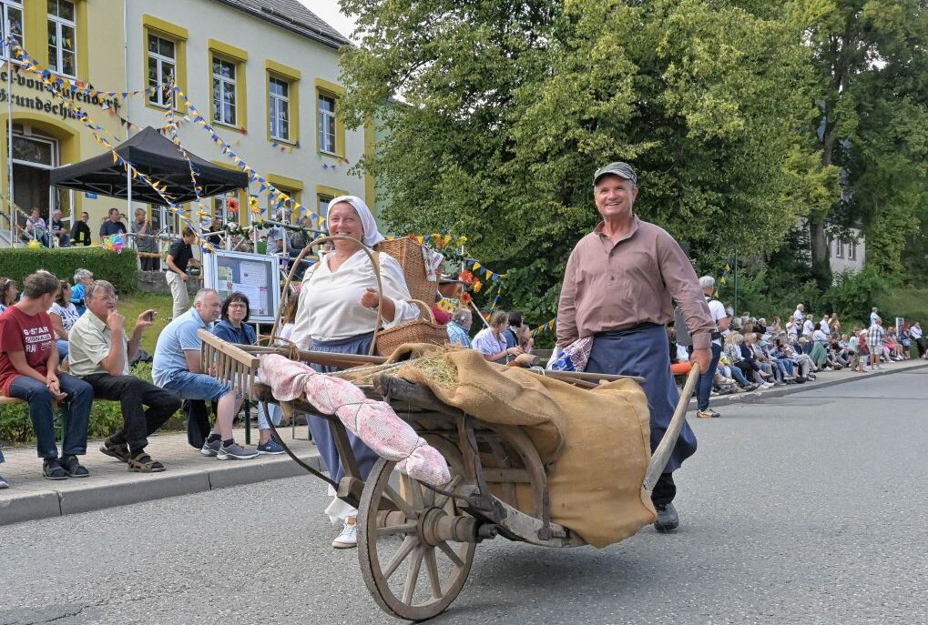 Festumzug zum Abschluss zu "575 Jahre Dorfchemnitz" - Mit einem Festumzug sind die Feierlichkeiten zu "575 Jahre Dorfchemnitz" und "50 Jahre Stampfenfest" im Zwönitzer Ortsteil Dorfchemnitz zu Ende gegangen. Foto: Ralf Wendland
