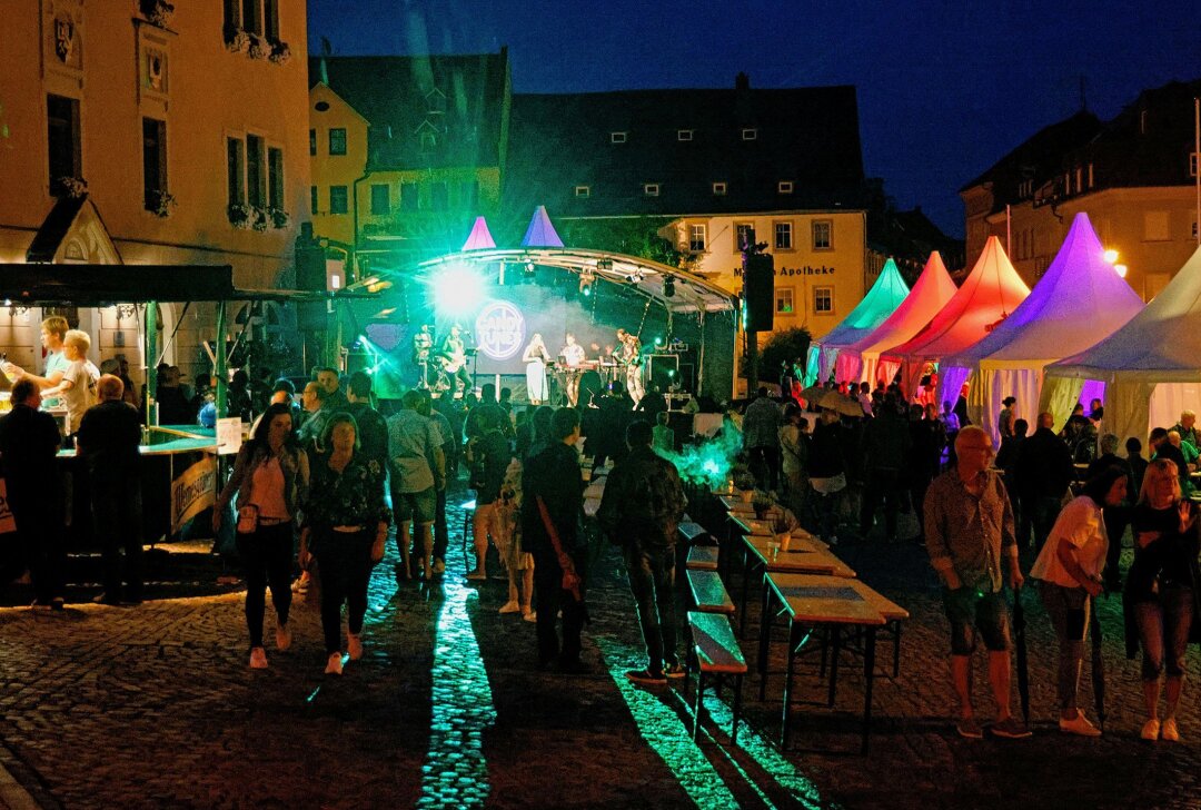 Festwoche: Städte feiern Jubiläen - Der Altmarkt war ein echter Hingucker, aber der Besuch am Samstagabend überschaubar. Foto: Markus Pfeifer
