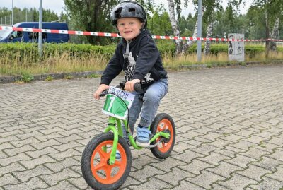 Fette Reifen Rennen in Bad Schlema - Lukas Lässig aus Eibenstock hatte sich viel vorgenommen, doch leider war der Vierjährige vom Pech verfolgt und musste nach einem Sturz passen. Foto: Ramona Schwabe