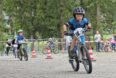 Fette Reifen Rennen in Bad Schlema - Der fünfjährige Phil Gelbrig aus Chemnitz (vorn) hat alles gegeben und in seiner Klasse gewonnen. Foto: Ramona Schwabe