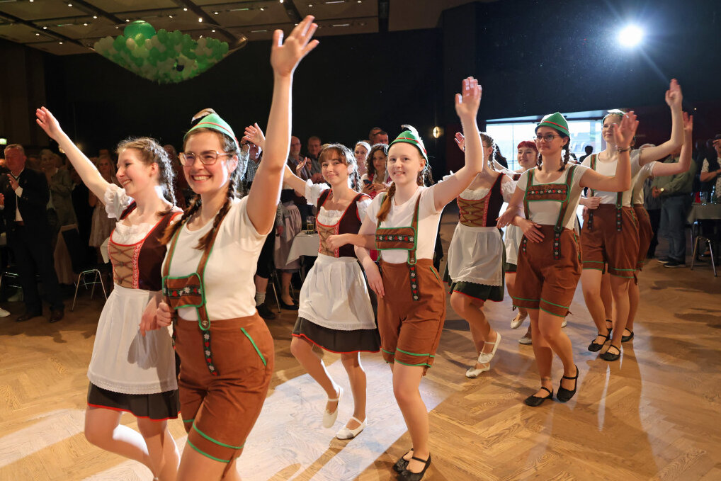 Feuchtfröhliche Starkbierfete in Plauener Festhalle - Die Tanzgruppe Vergissmeinnicht rockte den Saal im Bierzelt-Outfit. Foto: Thomas Voigt 