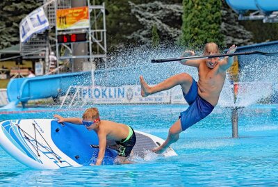 Feuchtfröhliche Wasserspiele zum Badfest am Samstag in Neumark - Vogtlandweit sorgten die jüngsten Hitzewellen für gut besuchte Freibäder.Foto: Thomas Voigt
