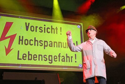 Feuchtfröhliches TVF-Weinfest in der Plauener Festhalle - "Rathaus-Elektriker" Lutz Reinhardt nahm auf der Bühne kein Blatt vor den Mund. Foto: Thomas Voigt