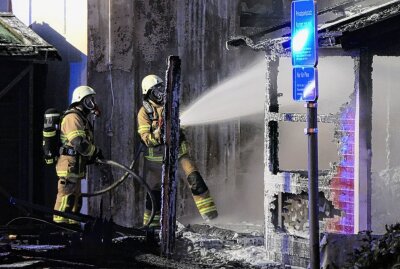 Feuer am Wurzener Bahnhof: Fassade des Bahnhofsgebäudes angegriffen - In unmittelbarer Nähe des Bahnhofsgebäude war aus bislang noch unbekannten Gründen ein Feuer ausgebrochen. Foto: Sören Müller