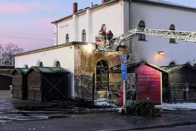 Feuer am Wurzener Bahnhof: Fassade des Bahnhofsgebäudes angegriffen - In unmittelbarer Nähe des Bahnhofsgebäude war aus bislang noch unbekannten Gründen ein Feuer ausgebrochen. Foto: Sören Müller