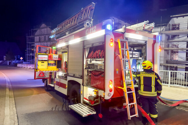 Feuer an Bernsbacher Turnhalle - Kurz nach 23 Uhr heulten am Donnerstagabend die Sirenen in Bernsbach. 