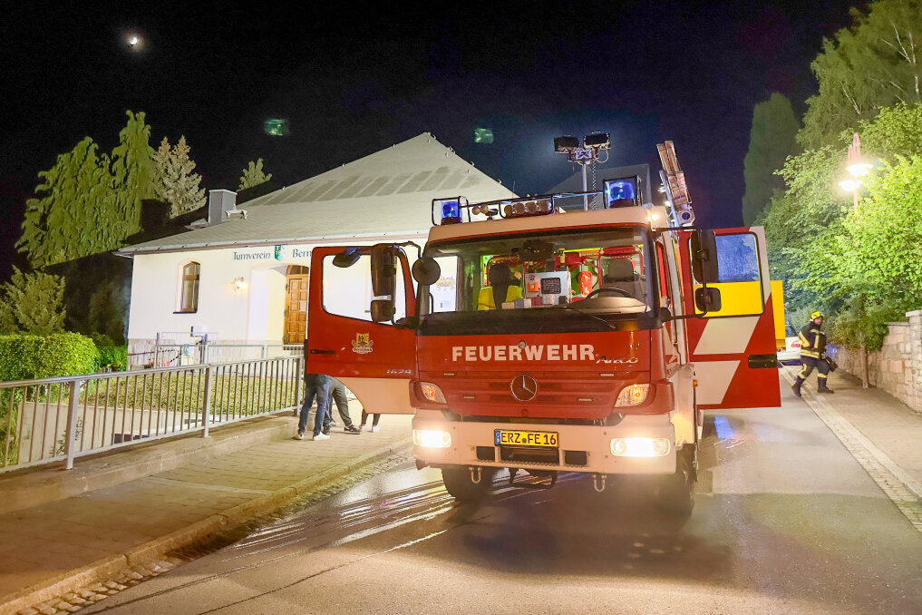 Feuer an Bernsbacher Turnhalle - Kurz nach 23 Uhr heulten am Donnerstagabend die Sirenen in Bernsbach. 