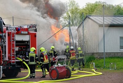 Feuer auf der Eislebener Straße: Laube völlig abgebrannt - Am heutigen Freitag wurde die Feuerwehr gegen 9.30 Uhr in Chemnitz zur Eislebener Straße zu einem Laubenbrand gerufen. Foto: Harry Härtel
